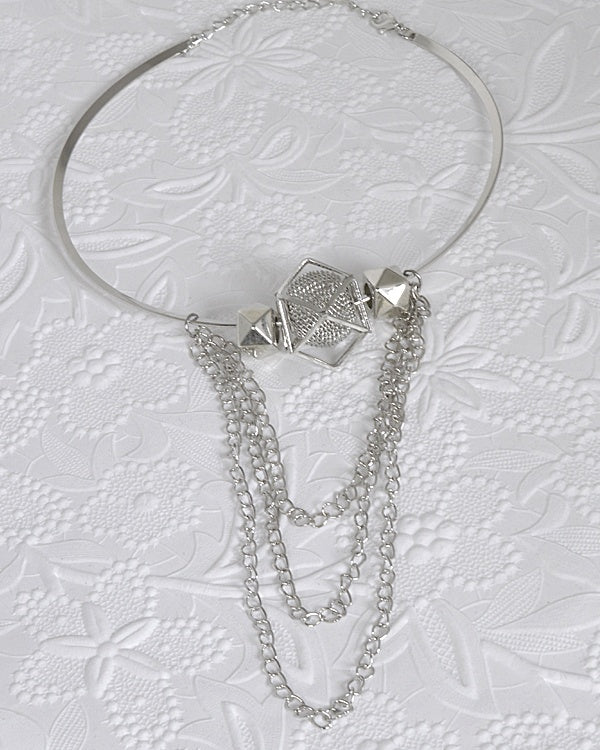 Stylish Choker Necklace with Metallic Pendant and curb Chain Accents