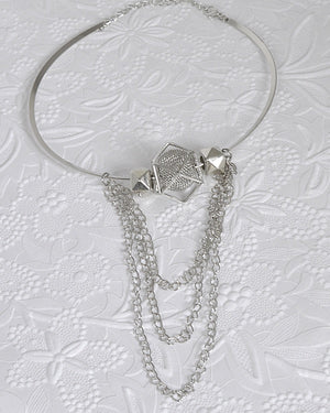 Stylish Choker Necklace with Metallic Pendant and curb Chain Accents